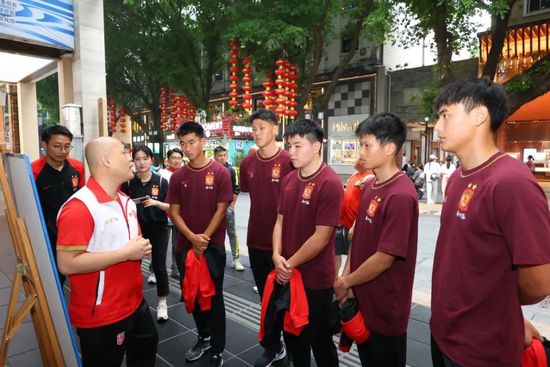 尤文图斯18岁小将凯南·伊尔迪兹在联赛上一轮首发出场并攻入一球，帮助球队全取三分，他也成为了尤文队史进球最年轻外援。